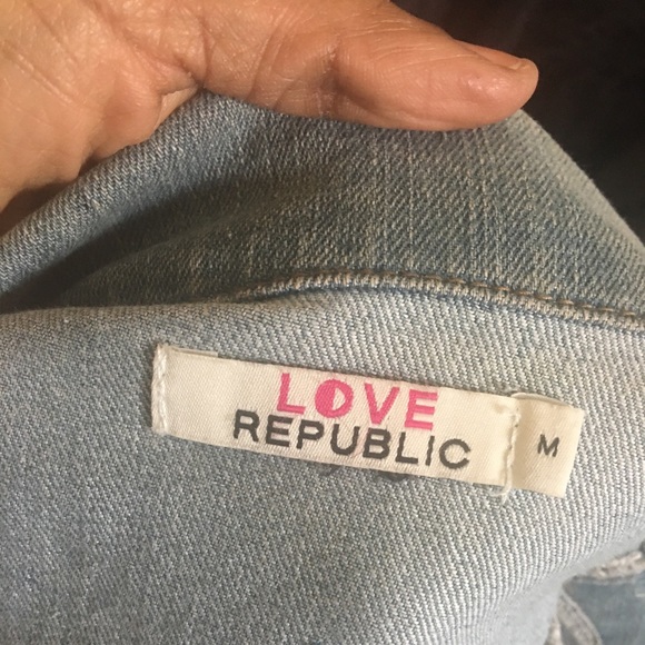 🚨 5/$20 Adorable light wash denim vest w/grommets - Picture 4 of 10